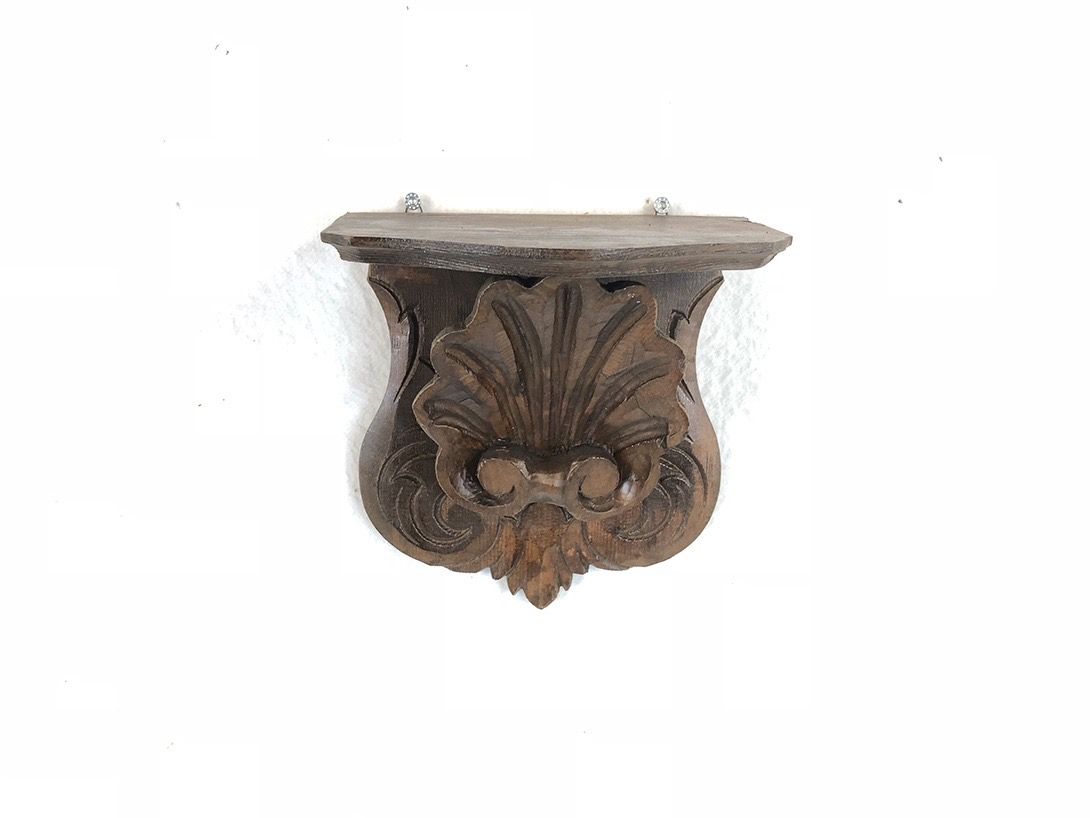 Foto Carved Wooden Wall Shelf