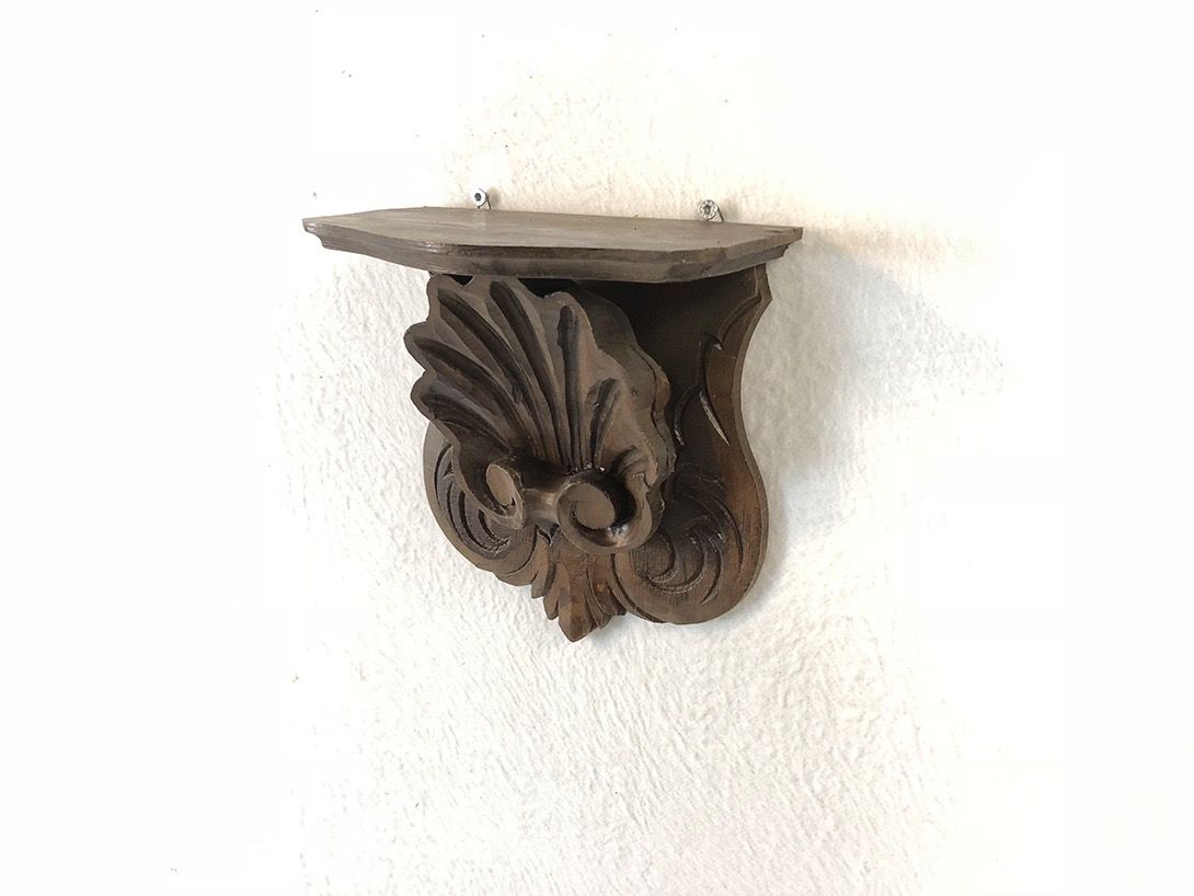 Foto Carved Wooden Wall Shelf