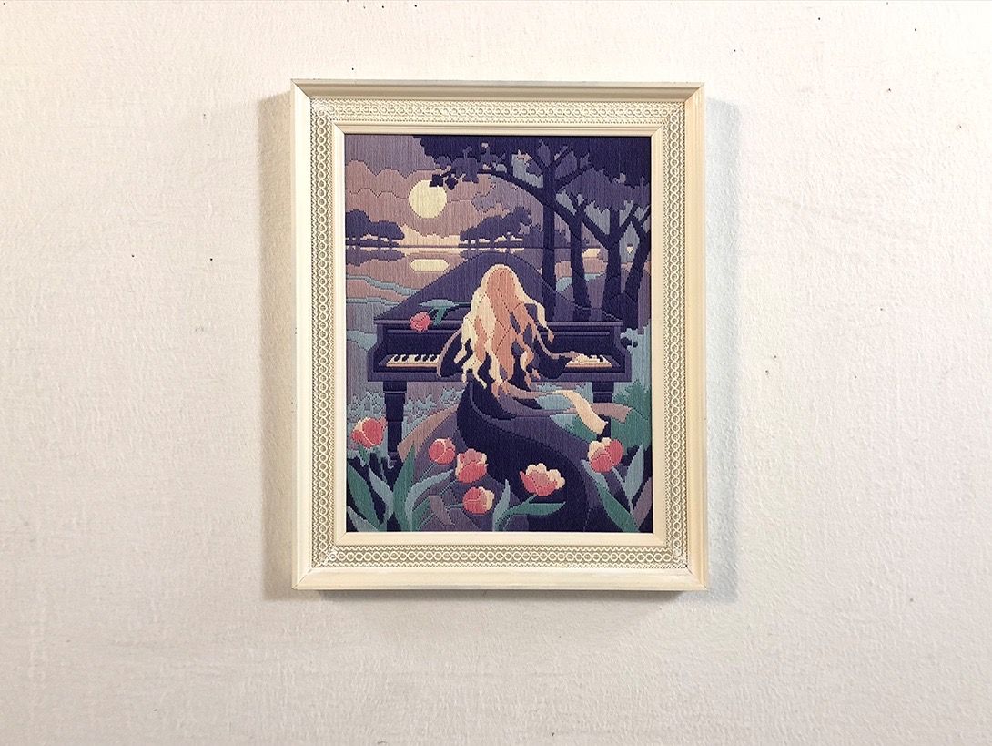 Foto Woven Artwork of Woman Playing the Piano 10C8