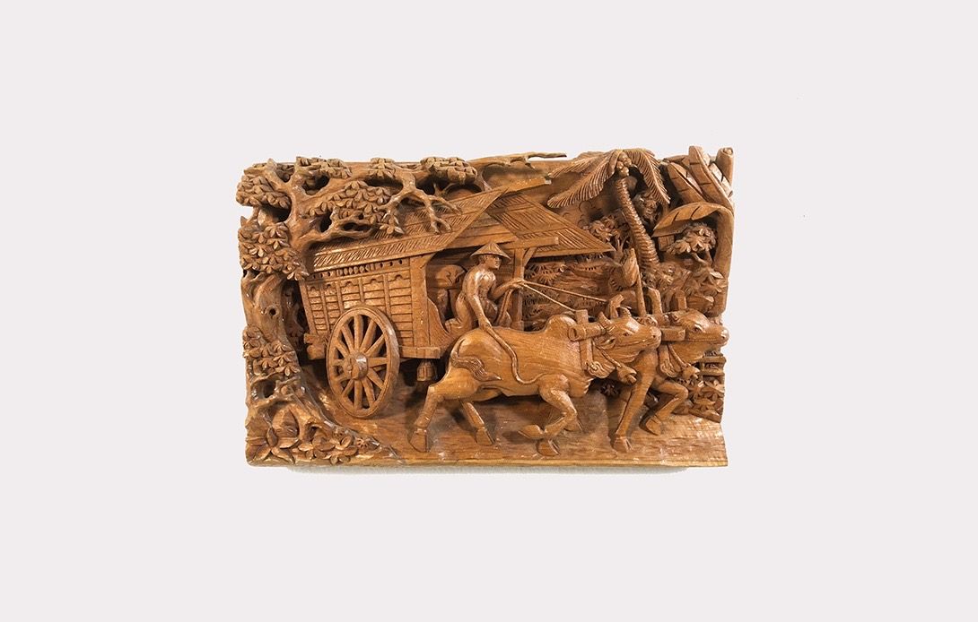 Foto Wooden Carved Artwork of Man on Carriage 17A10