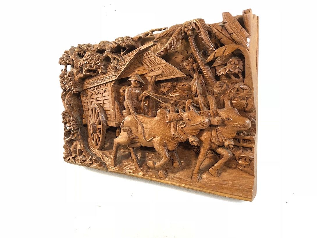 Foto Wooden Carved Artwork of Man on Carriage 17A10