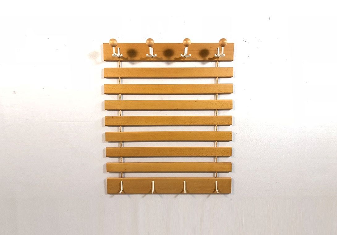 Foto Wooden Coat Hanger with White Hooks