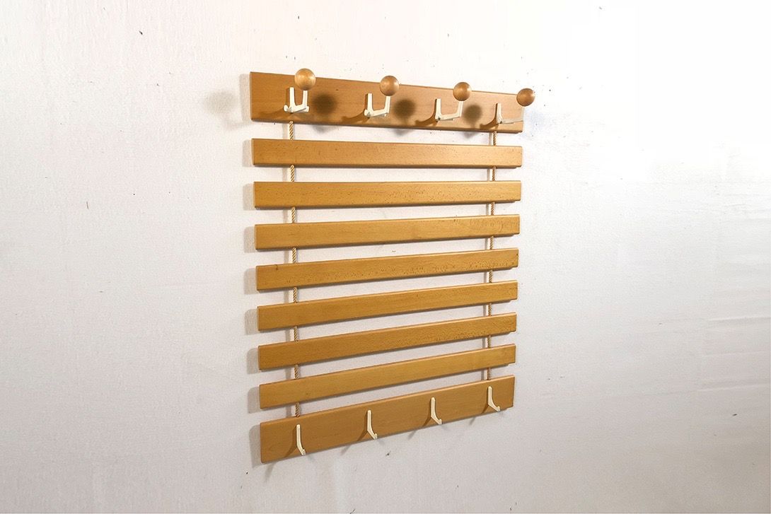 Foto Wooden Coat Hanger with White Hooks