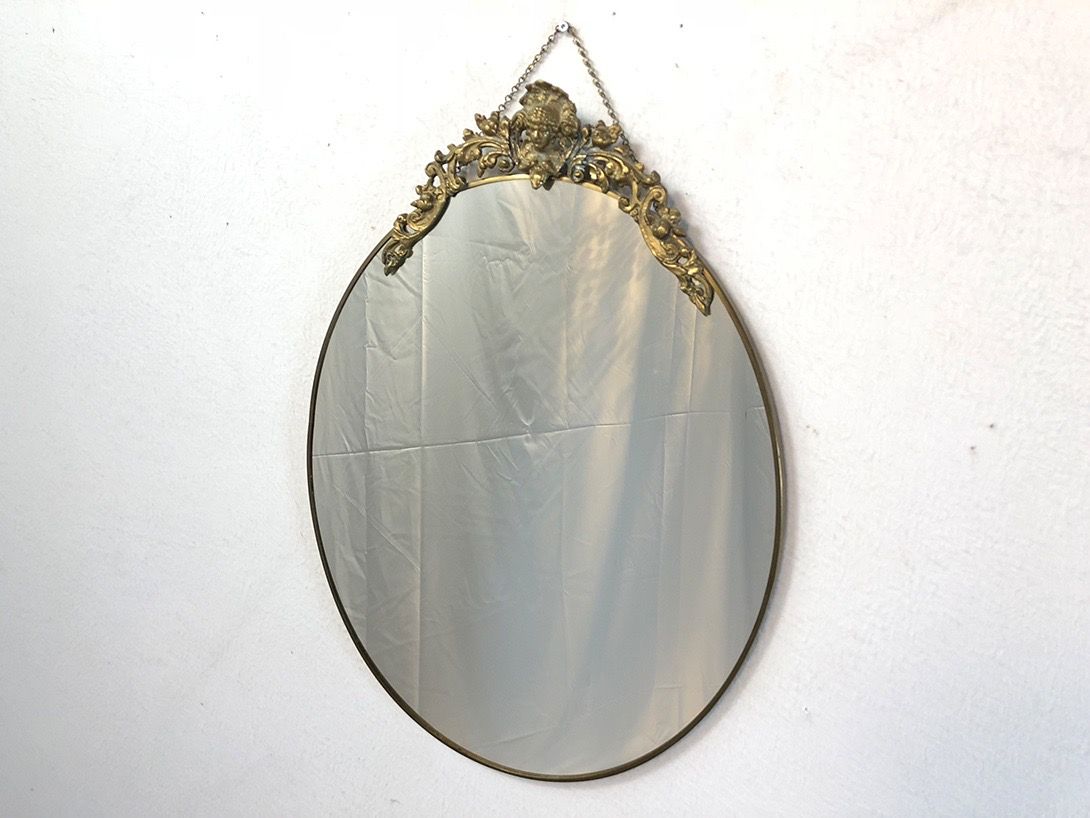 Foto Round Mirror with Golden Ornaments on Top