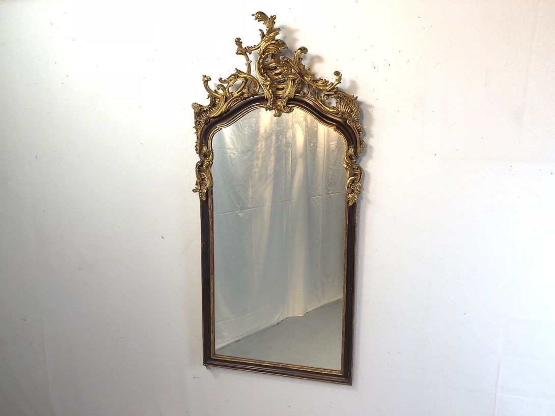 Foto Mirror with Huge Golden Ornaments