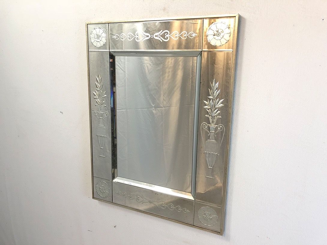 Foto Mirror with Detailed Frame