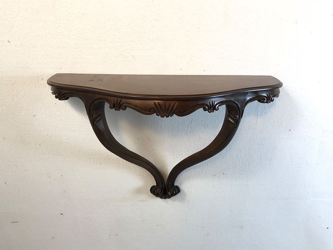 Foto Dark Wooden Wall Shelf