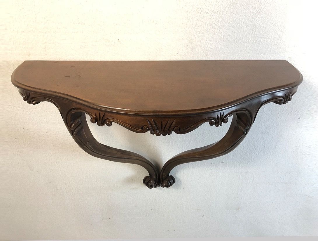Foto Dark Wooden Wall Shelf