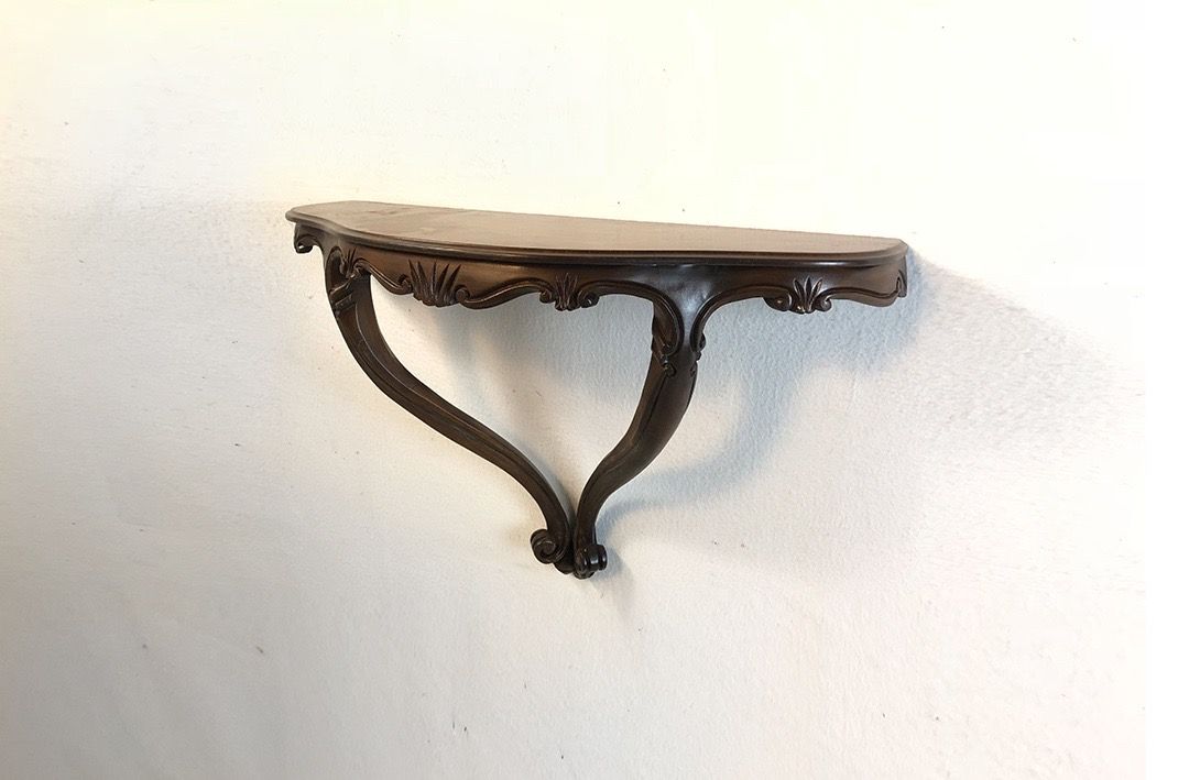 Foto Dark Wooden Wall Shelf