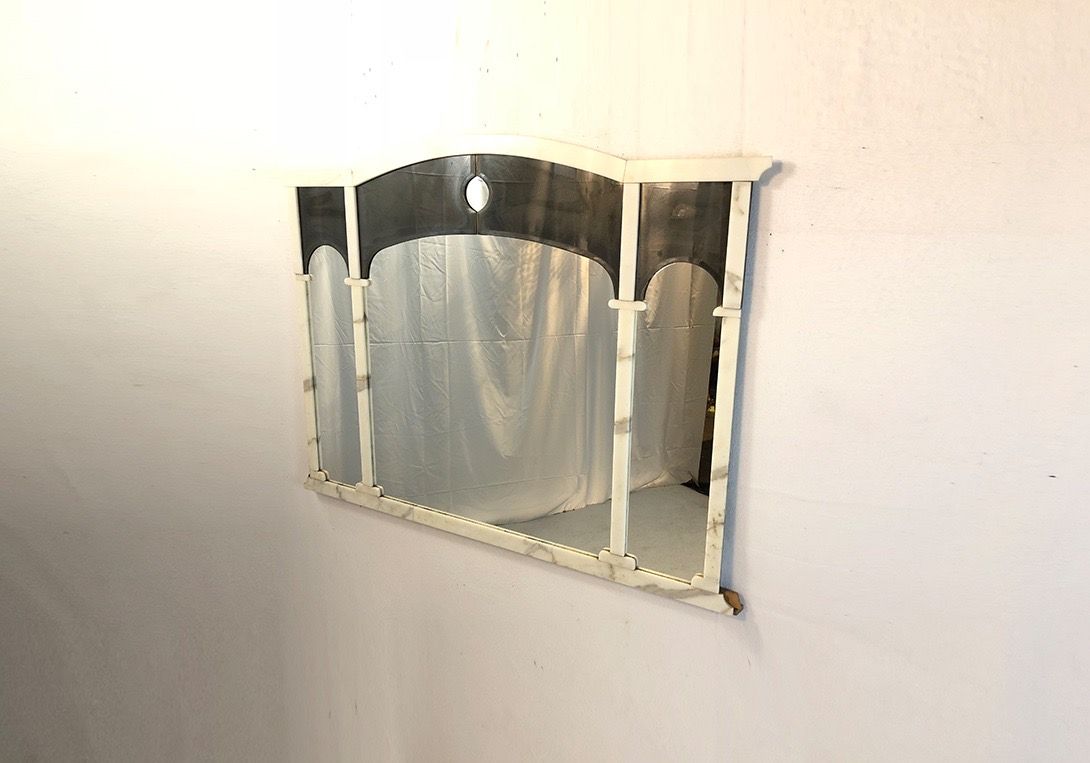 Foto Mirror with White Marble Frame and Smoked Glass
