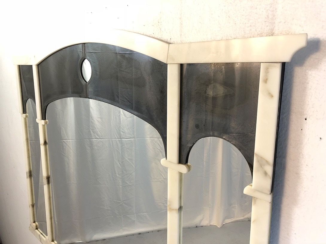 Foto Mirror with White Marble Frame and Smoked Glass