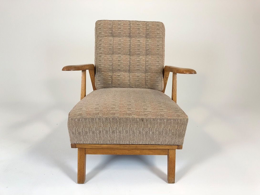 Foto Wooden Armchair with Cushions