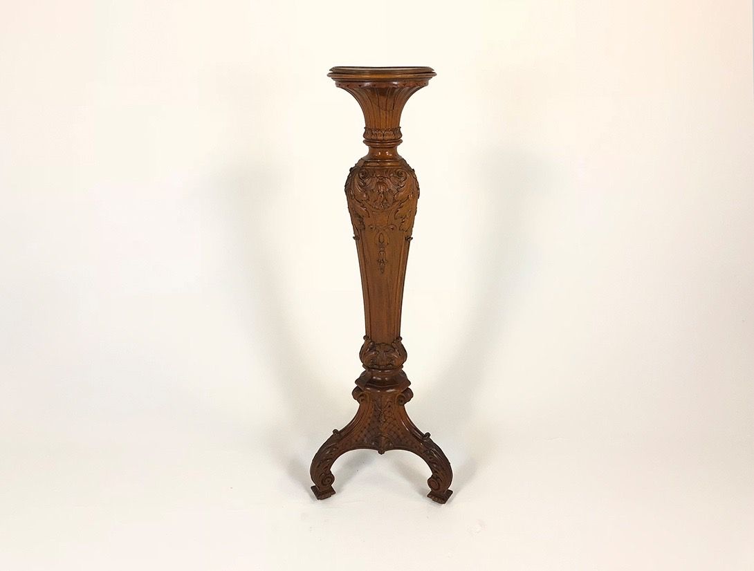 Foto Wooden Column with Three Legs