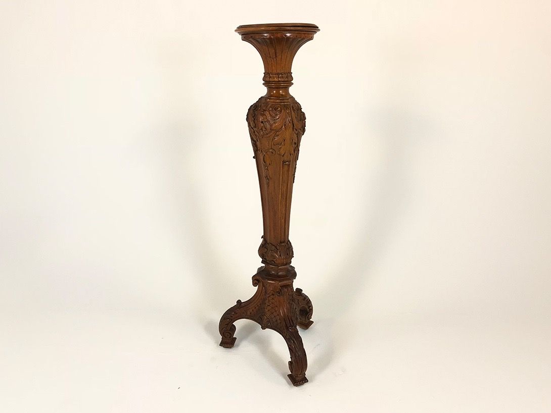 Foto Wooden Column with Three Legs