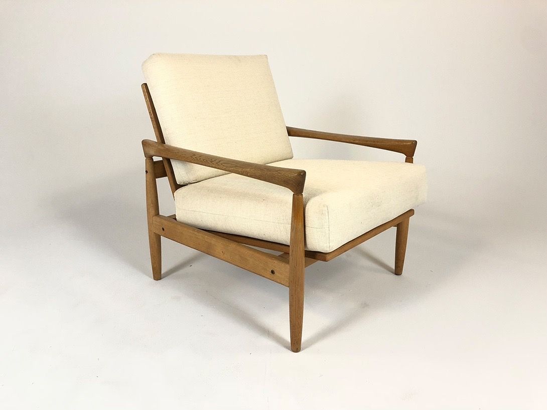 Foto Erik Wörtz Oak Armchair with Beige Upholstery