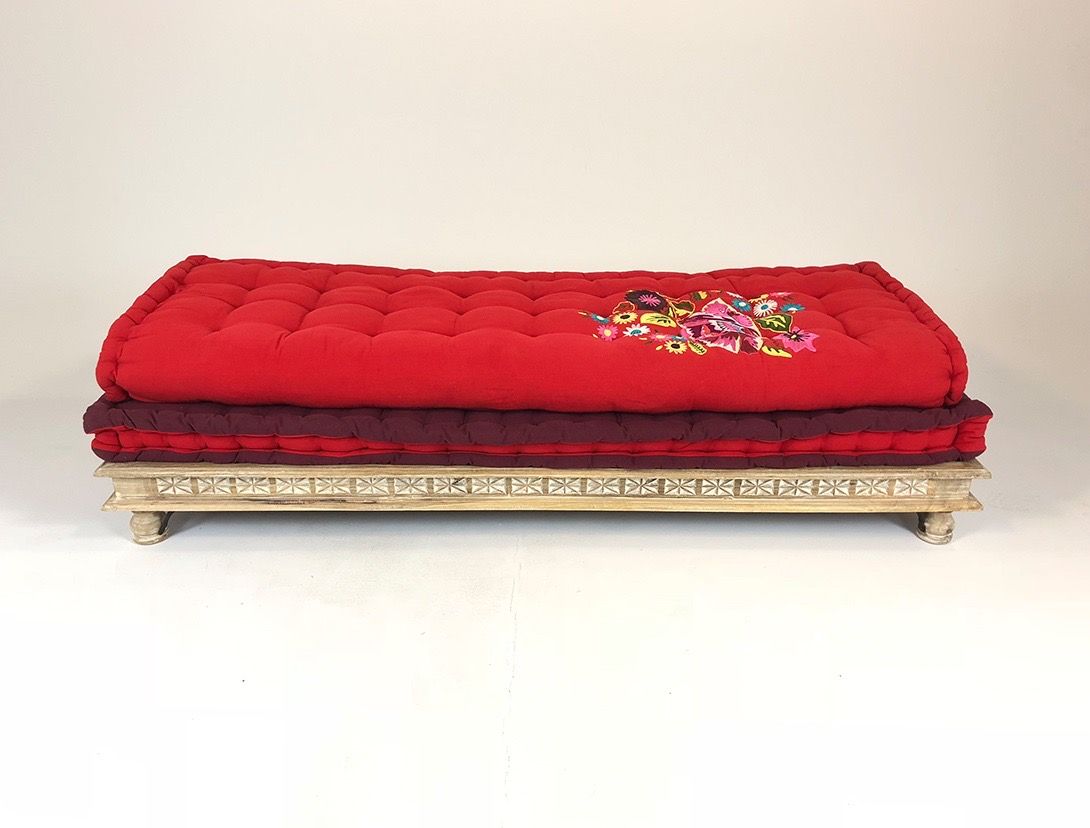 Foto Red Lounger with Matching Pillows