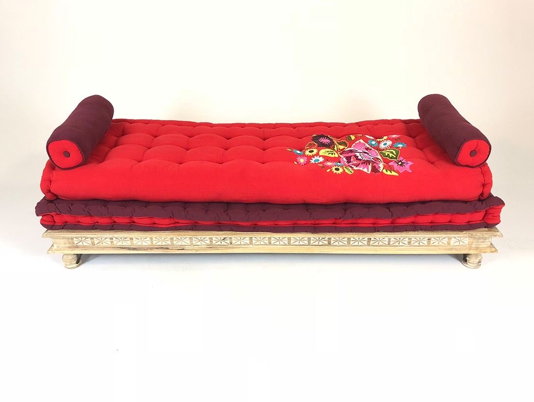 Foto Red Lounger with Matching Pillows