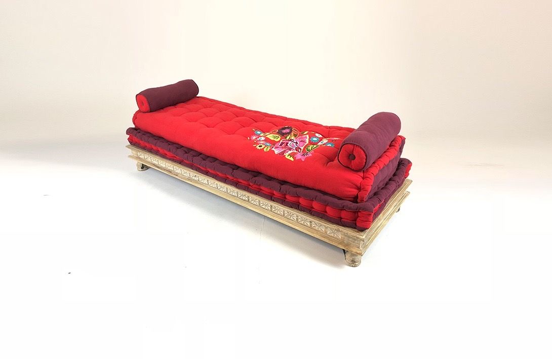 Foto Red Lounger with Matching Pillows