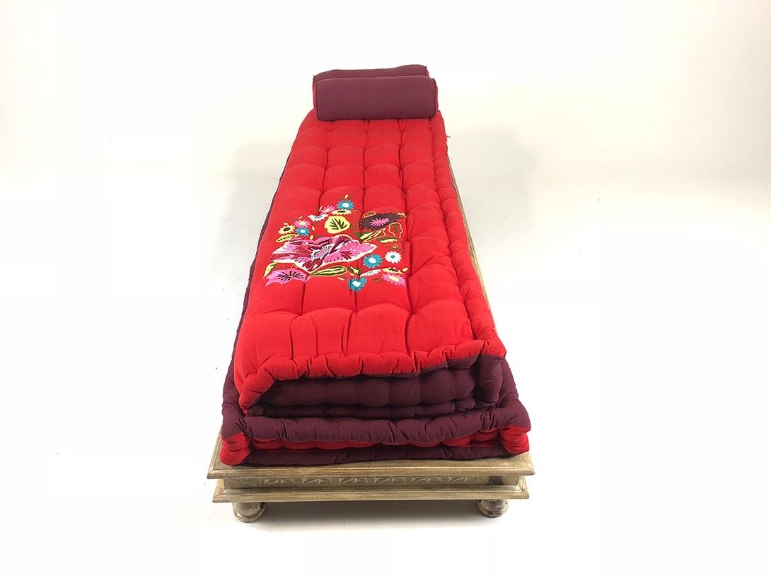Foto Red Lounger with Matching Pillows