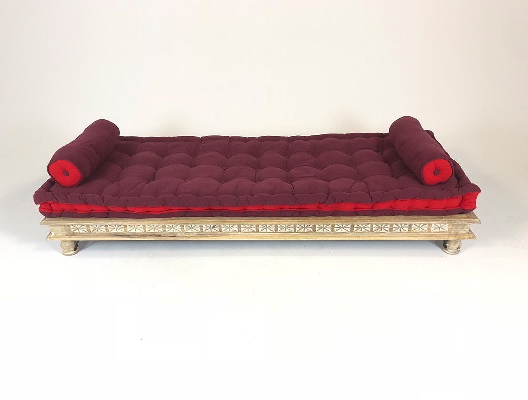 Foto Red Lounger with Matching Pillows