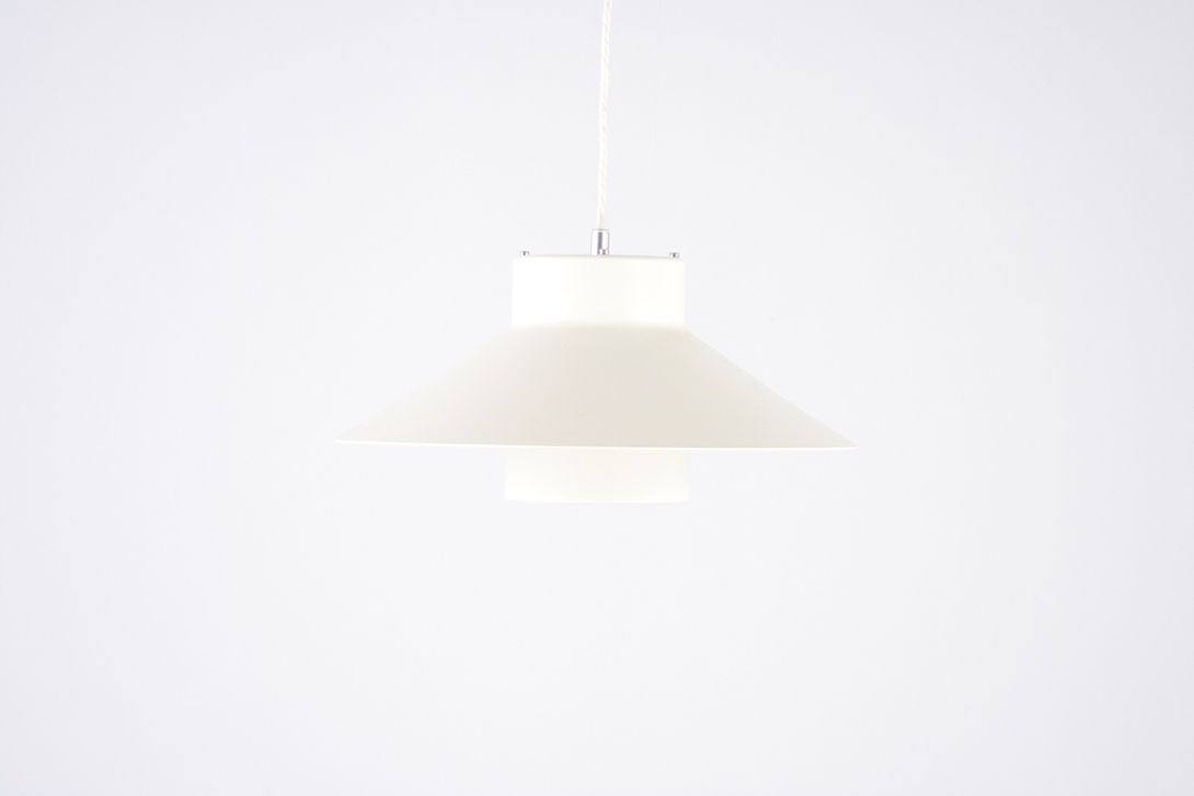 Foto Simple Pendant Lamp with White Shield Denmark 1980 ø47