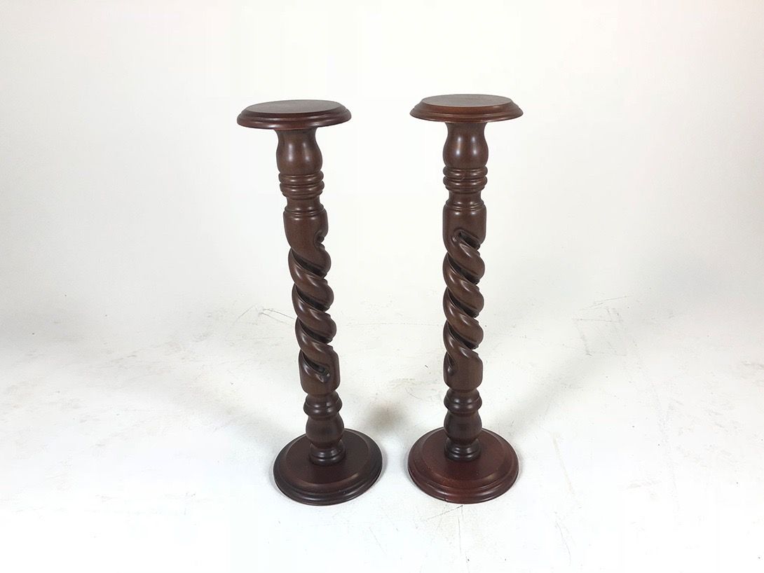 Foto Dark Brown Wooden Column in Swirled Look