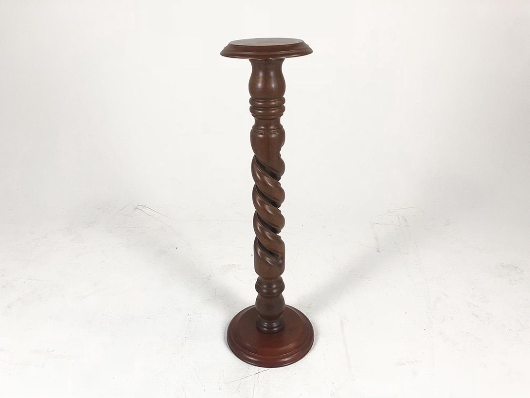 Foto Dark Brown Wooden Column in Swirled Look