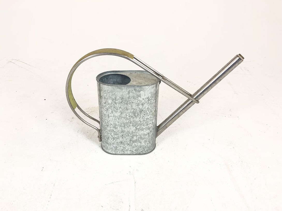 Foto Tin Watering Can Modern Design and Yellow Handle