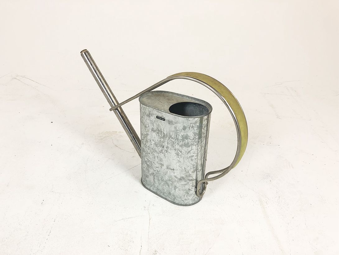Foto Tin Watering Can Modern Design and Yellow Handle