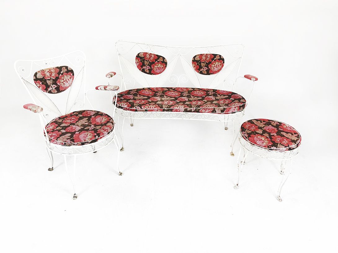 Foto White Metal Bench with Flower Patterned Cushions