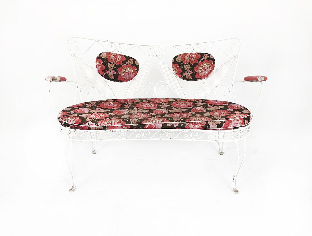 Foto White Metal Bench with Flower Patterned Cushions