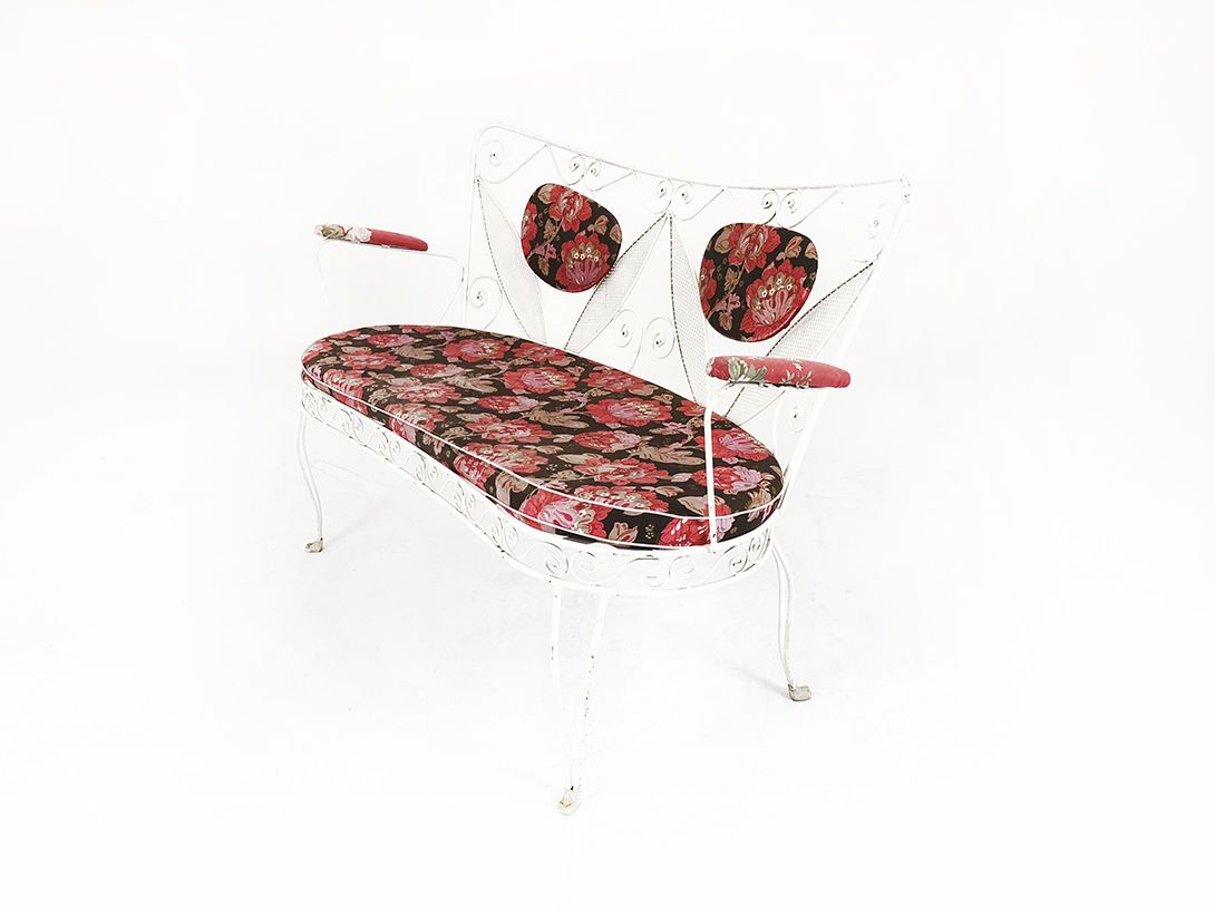 Foto White Metal Bench with Flower Patterned Cushions