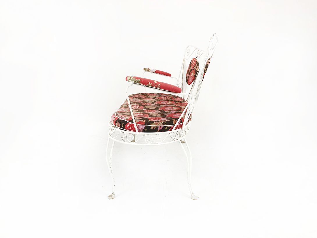 Foto White Metal Bench with Flower Patterned Cushions