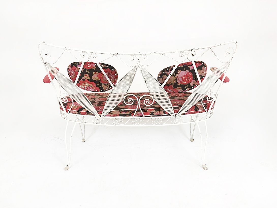 Foto White Metal Bench with Flower Patterned Cushions