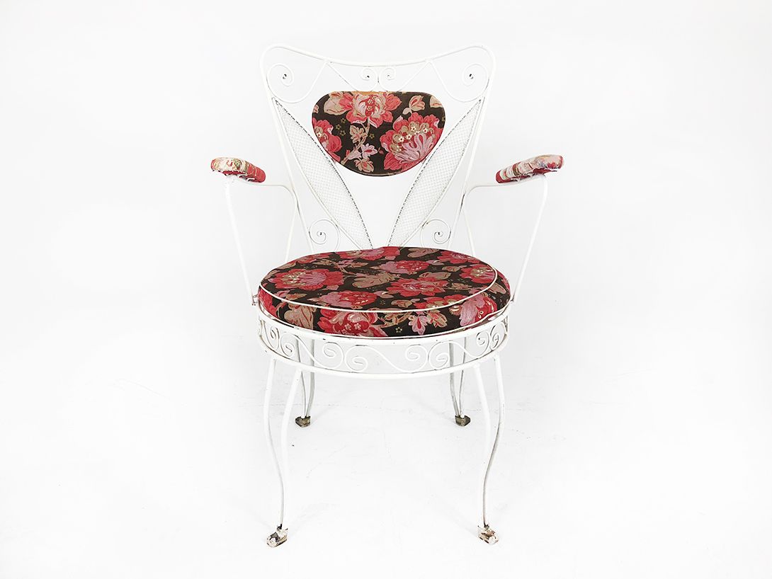 Foto White Metal Chair with Flower Patterned Cushion