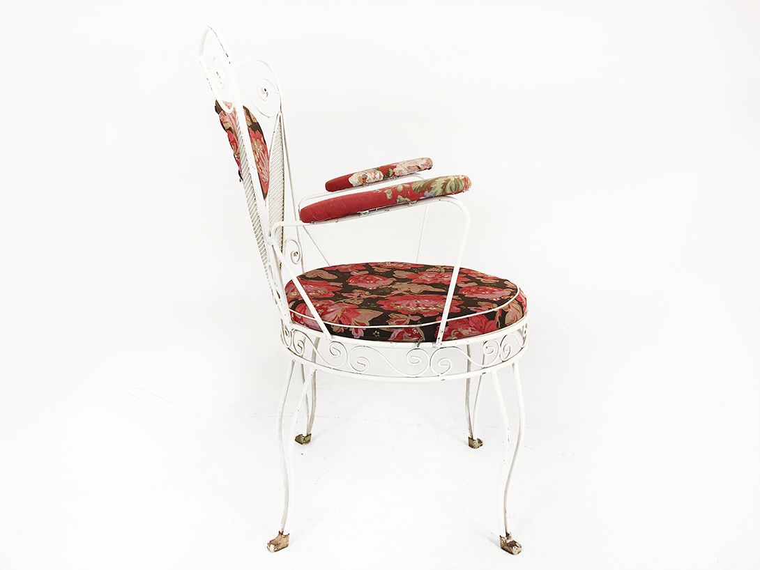 Foto White Metal Chair with Flower Patterned Cushion