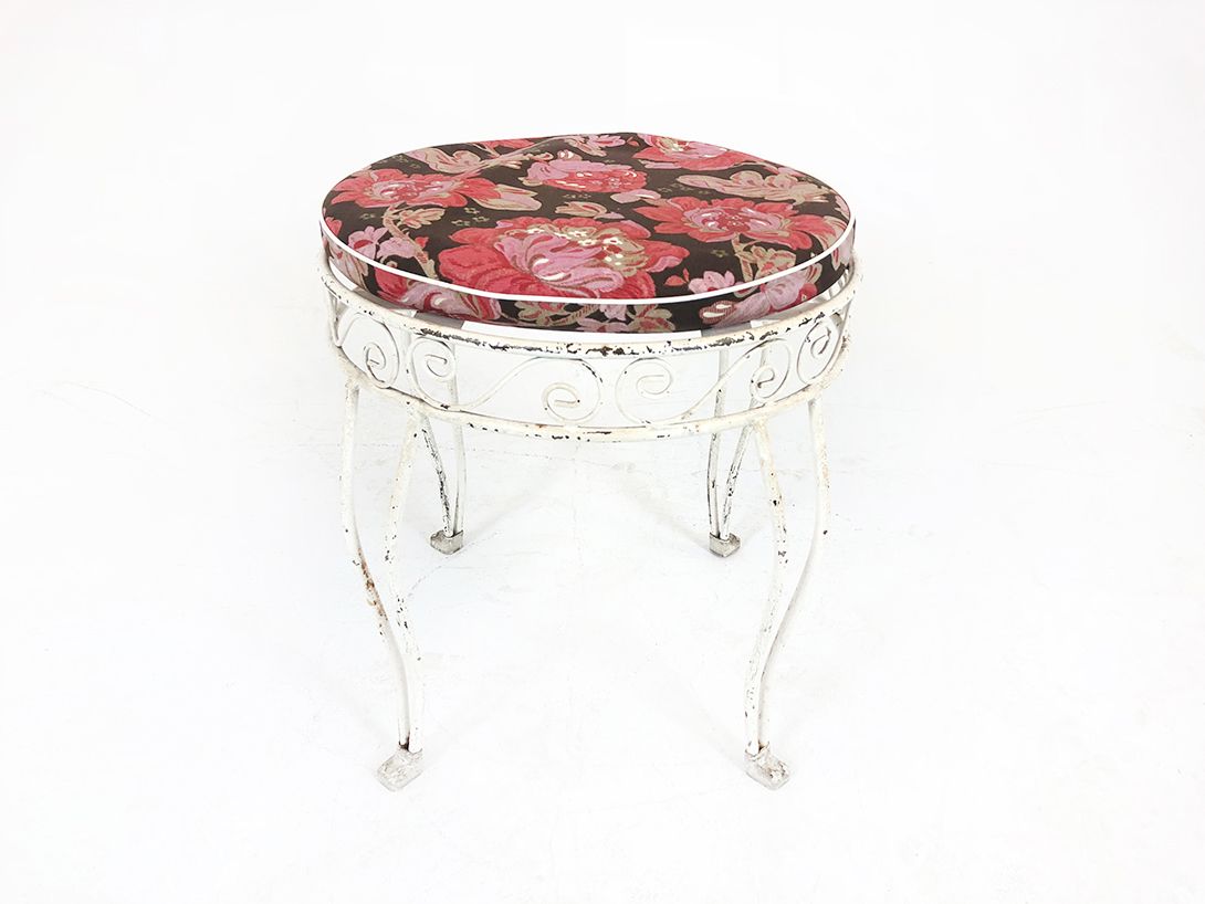 Foto White Metal Stool with Flower Patterned Cushion