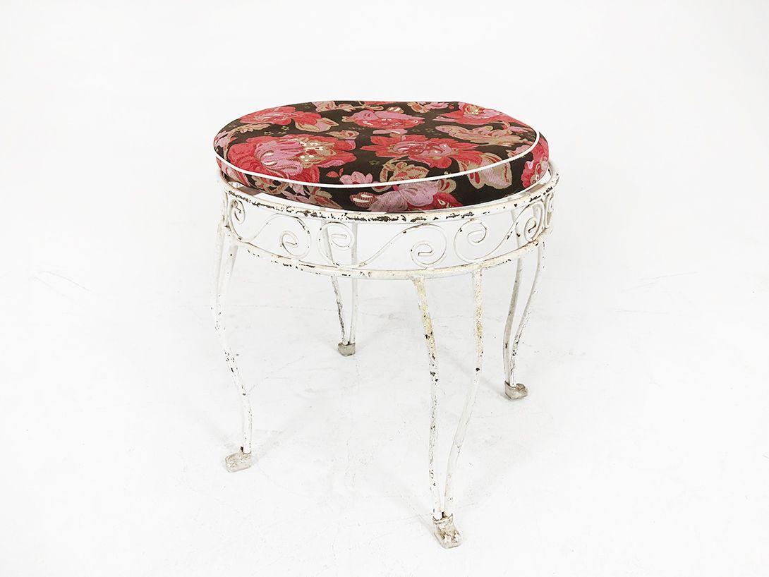 Foto White Metal Stool with Flower Patterned Cushion