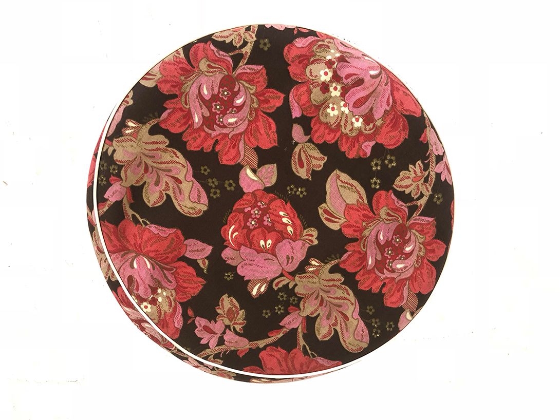 Foto White Metal Stool with Flower Patterned Cushion