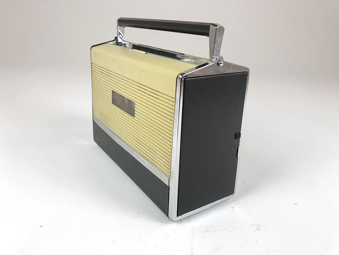 Foto Grundig TK 6 Tape Recorder with Handle