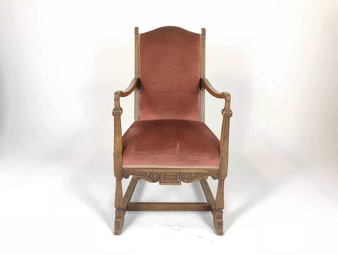 Foto Wooden Armchair with Rose Upholstery