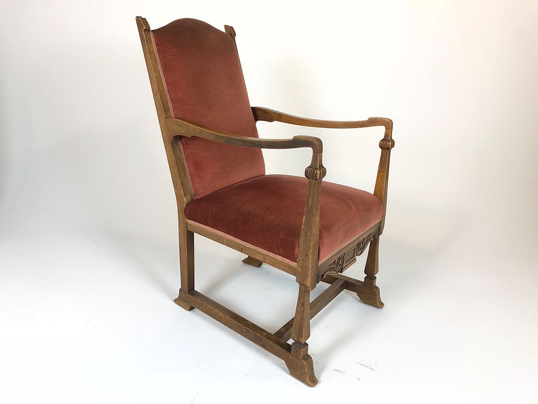 Foto Wooden Armchair with Rose Upholstery