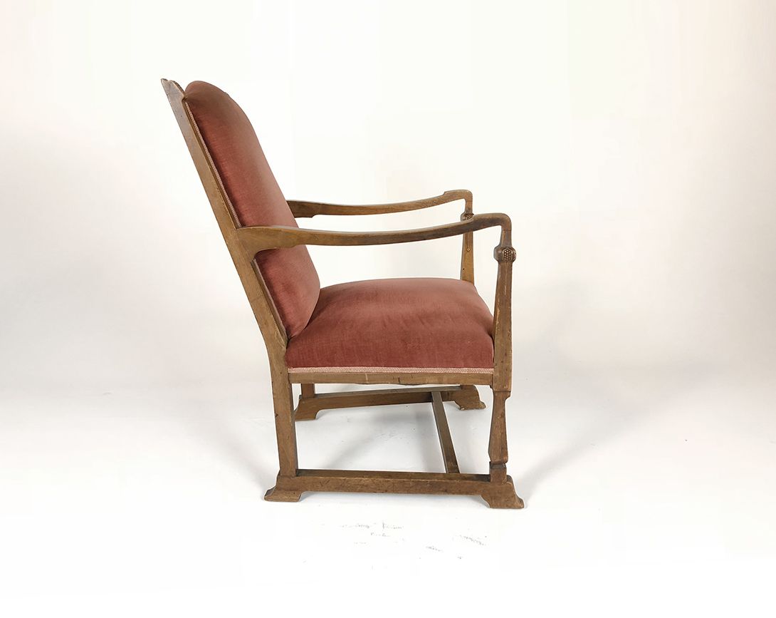 Foto Wooden Armchair with Rose Upholstery