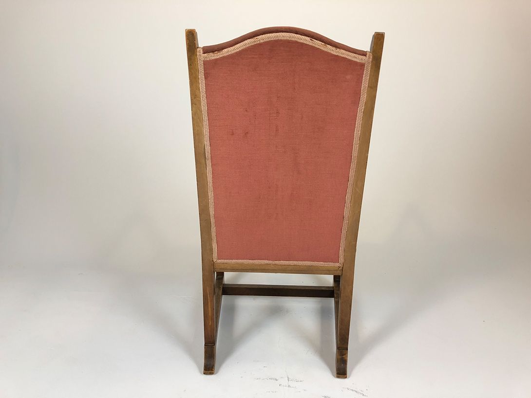 Foto Wooden Armchair with Rose Upholstery