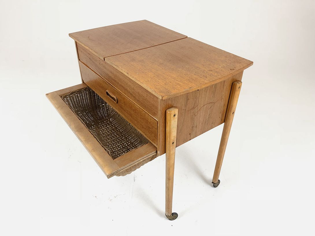 Foto Small Teak Sewing Box Table h56x61x36