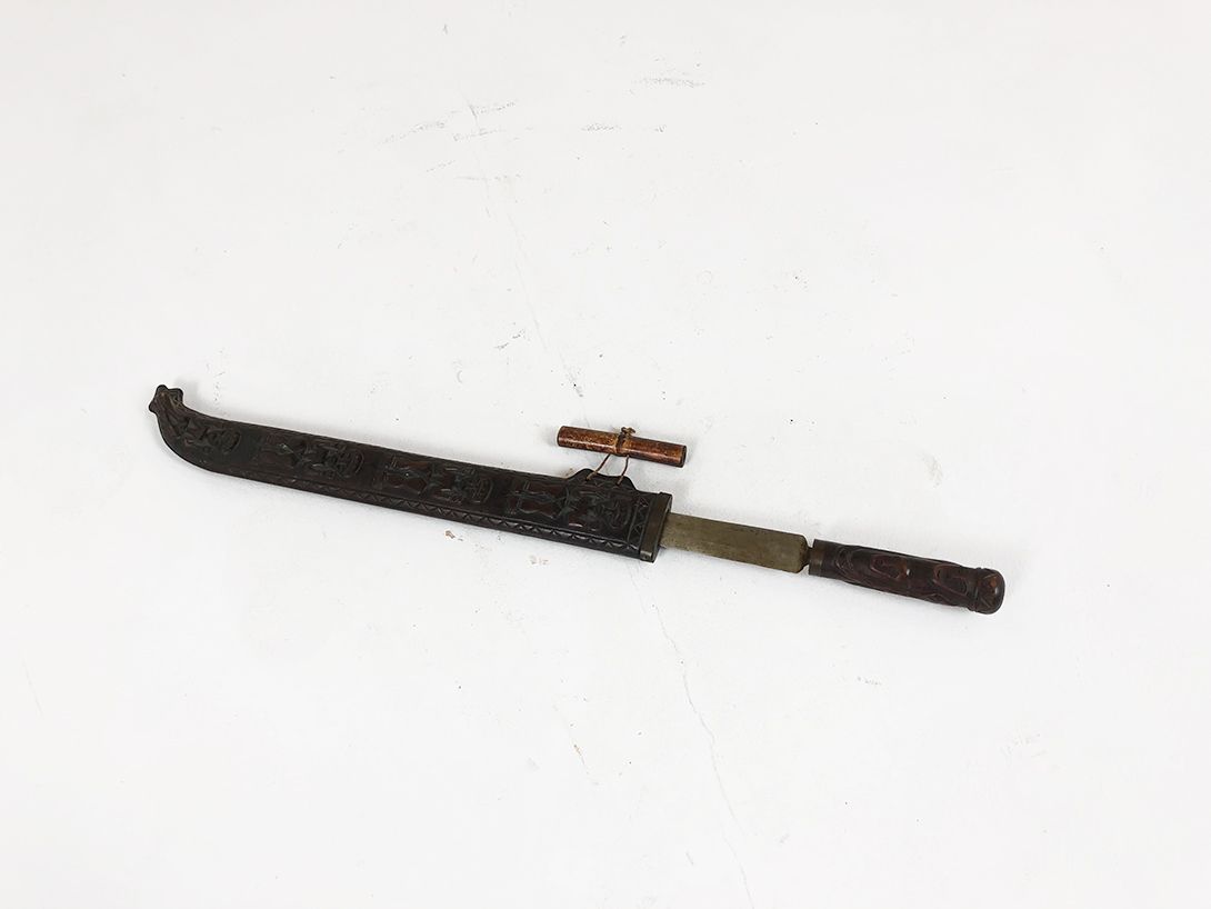 Foto Ancient Asian Knife with Sheath
