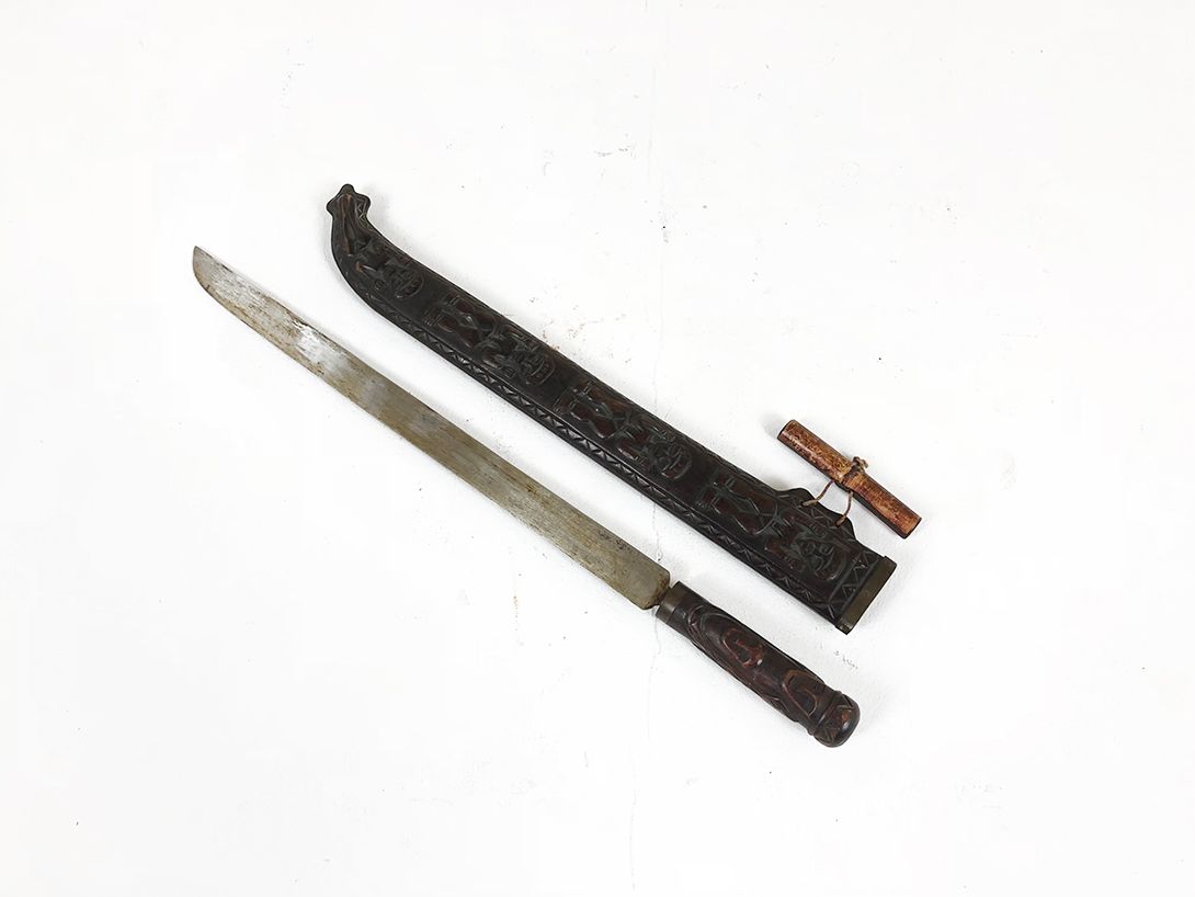 Foto Ancient Asian Knife with Sheath
