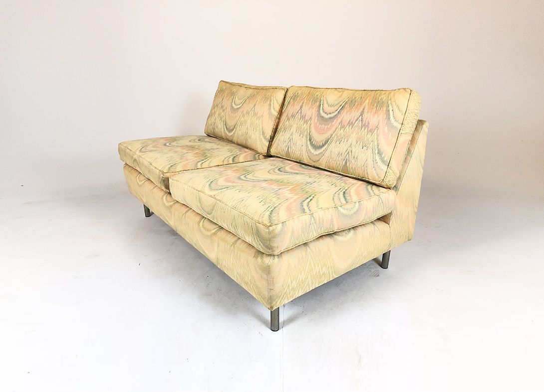 Foto Beige Tecta Sofa with Warped Design by Hans Könecke