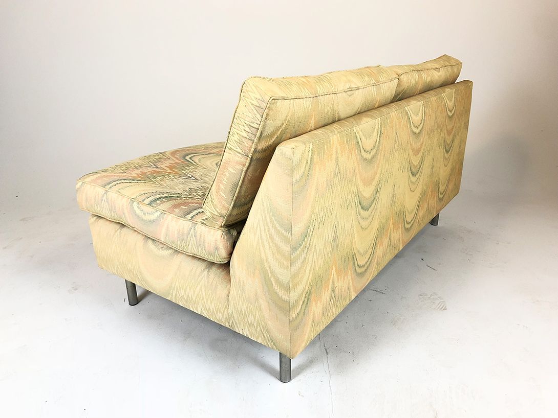 Foto Beige Tecta Sofa with Warped Design by Hans Könecke
