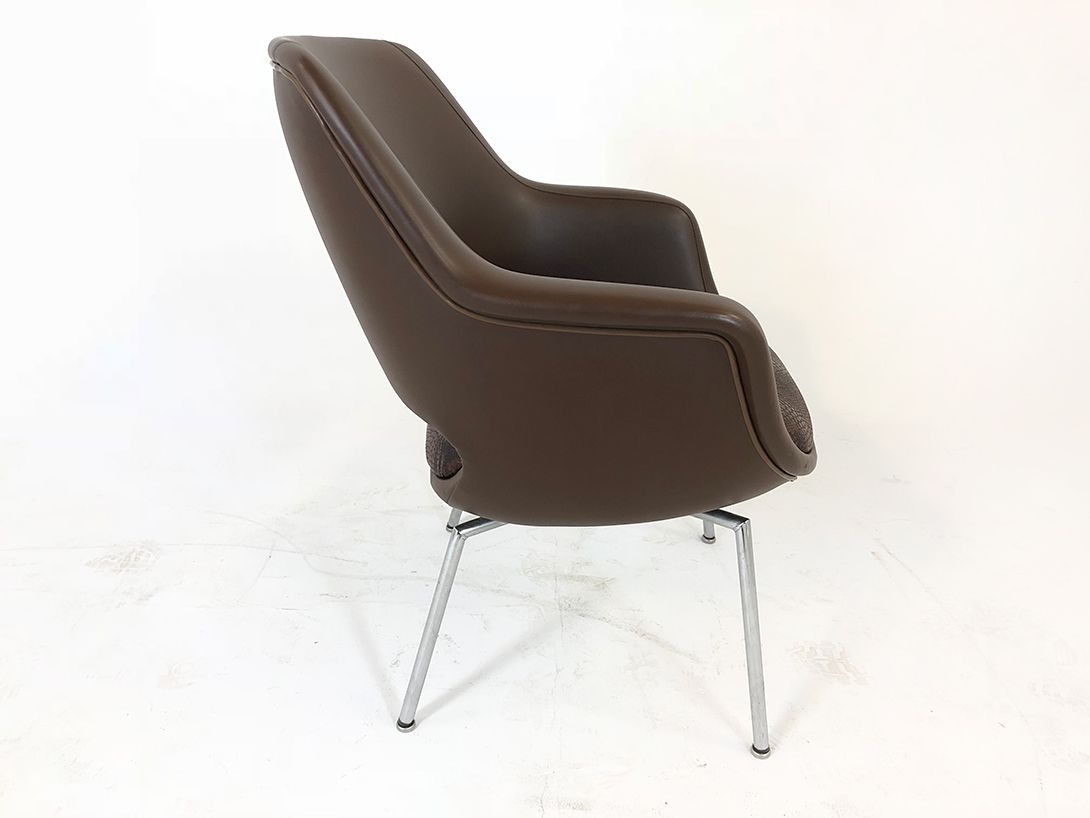 Foto Cocoa Brown Sky Leather Armchair with Snake Cushion 1964